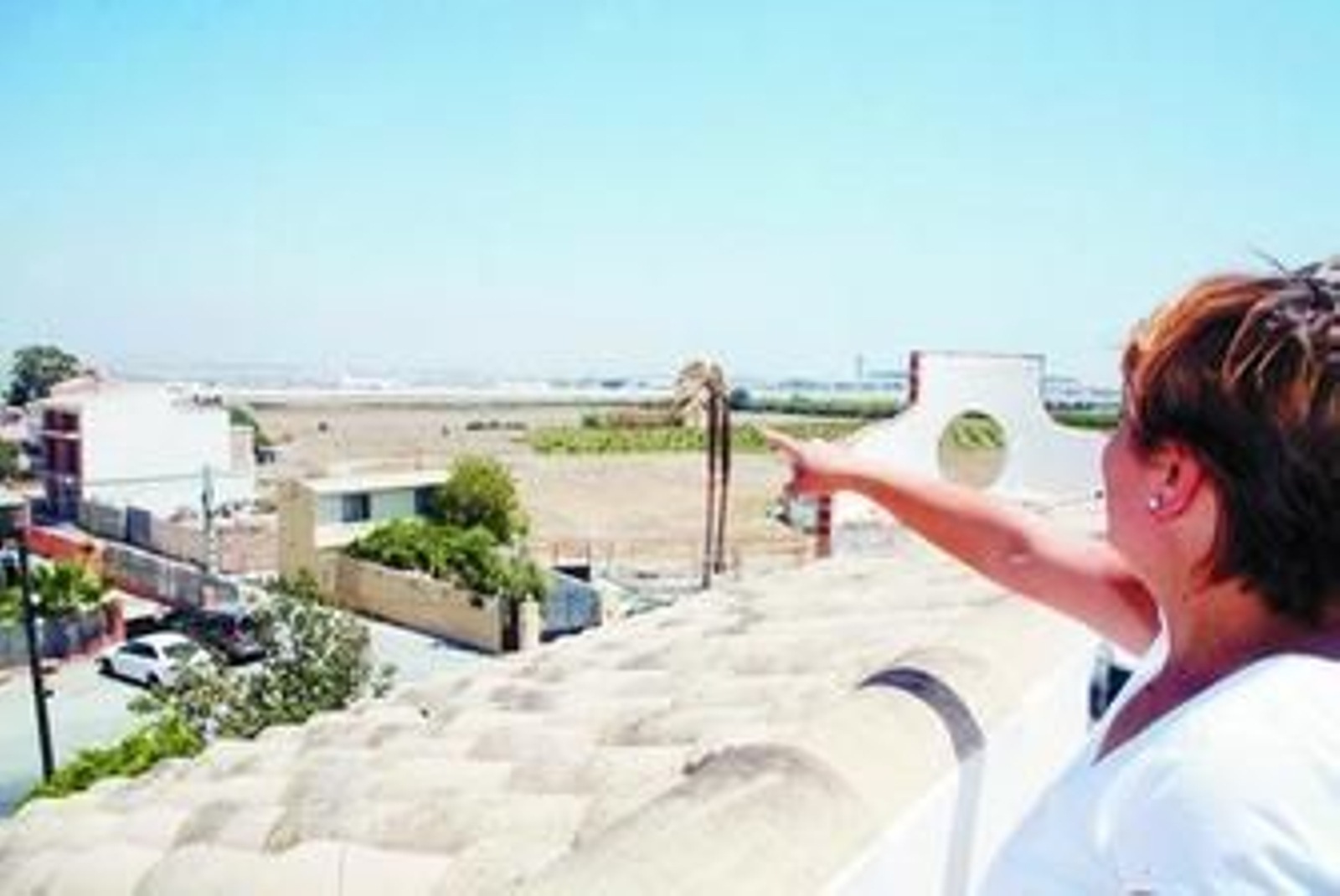 Rocío Jiménez, vecina de Churriana, observa desde su vivienda, ya insonorizada, el despegue de un avión del aeropuerto.