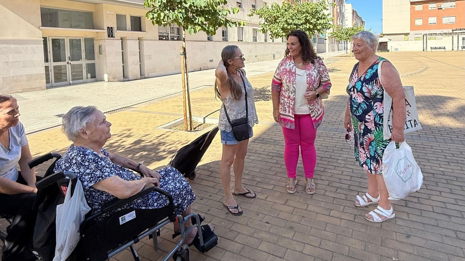 Ascen Hita, con un grupo de vecinas.