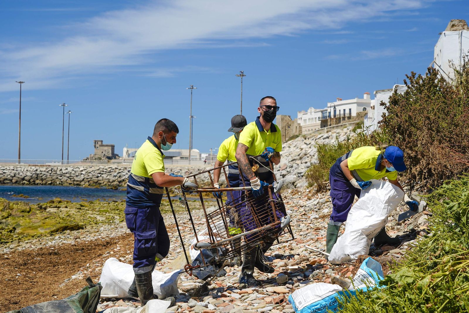 Los trabajos de limpieza en La Caleta de Tarifa.