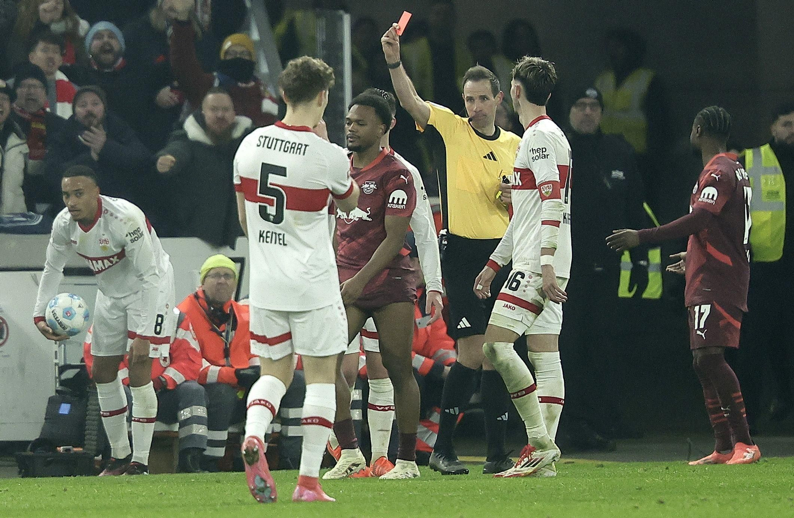 Sascha Stegemann expulsa a un jugador del Leipzig en un encuentro ante el Stuttgart de esta última temporada.