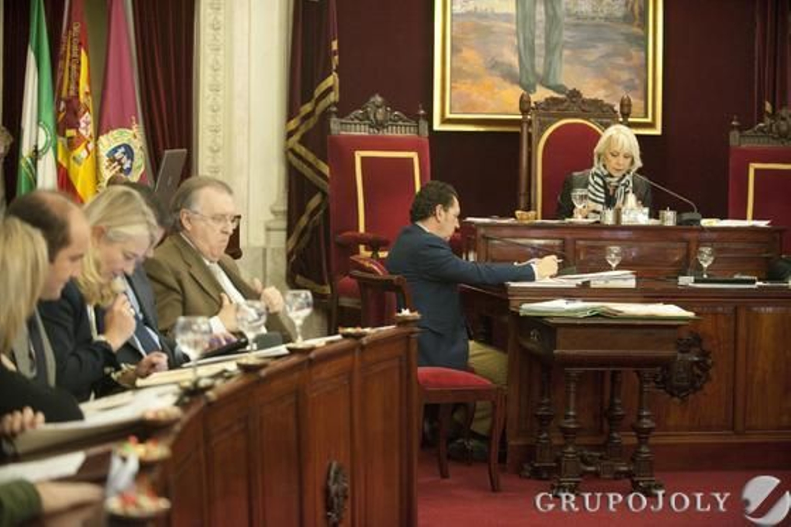 Momentos de tensión en el último pleno del año en el Ayuntamiento de Cádiz por las protestas de las empleadas de Limasa, que fueron desalojadas por la Policía. 

Foto: Joaquin Hernandez Kiki