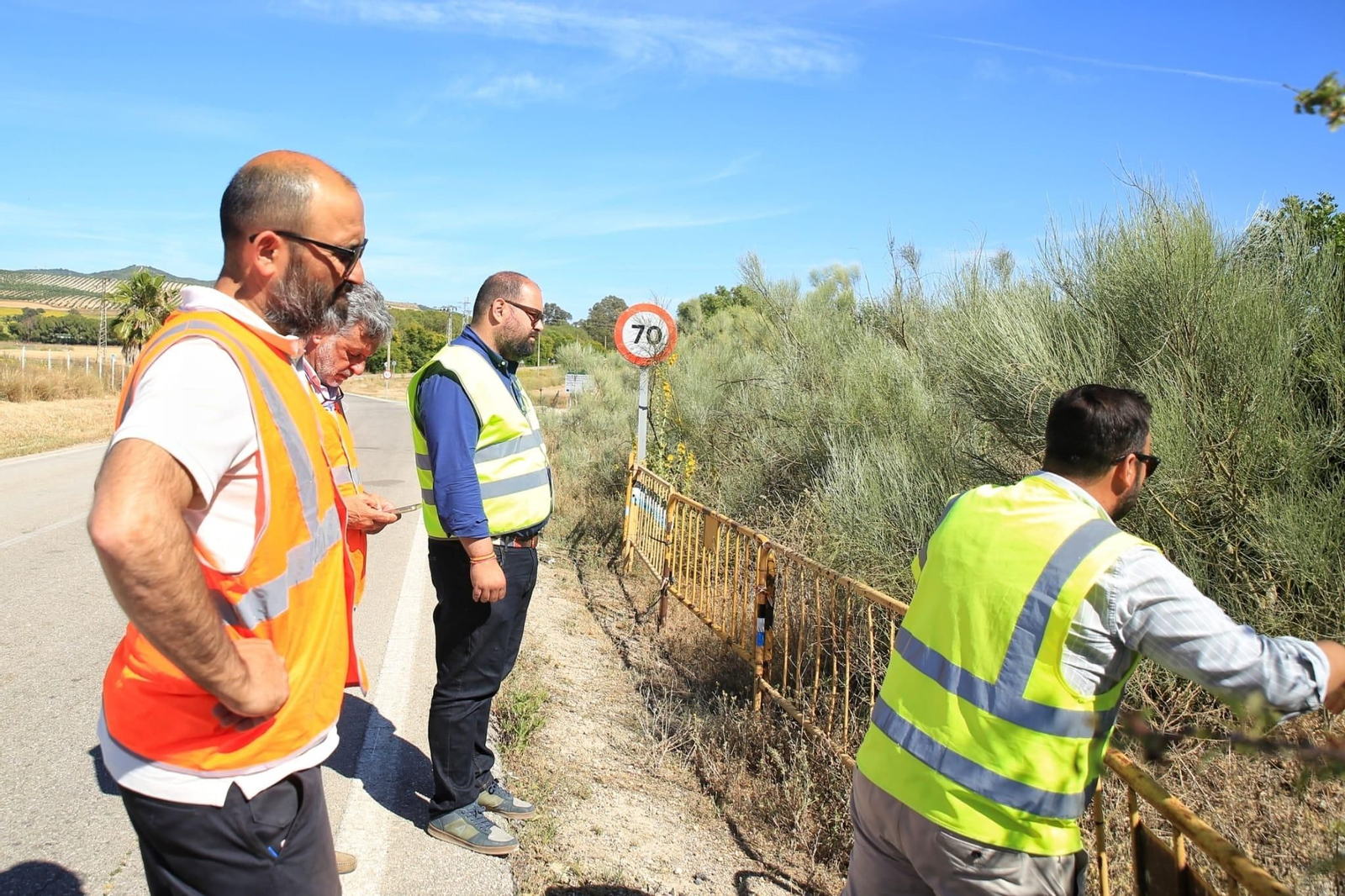 El responsable del Área de Cooperación de Diputación, Javier Bello, y personal técnico de la institución provincial, en la carretera El responsable del Área de Cooperación de Diputación, Javier Bello, y personal técnico de la institución provincial, en la carretera