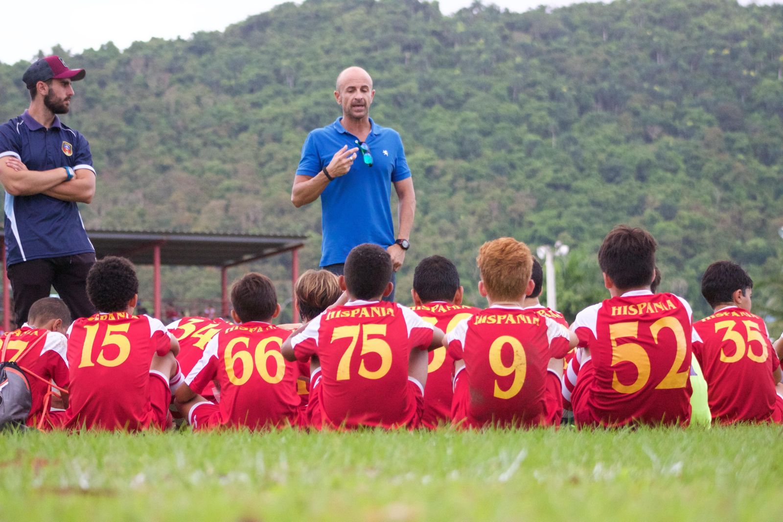 David Caballero se dirige a uno de los grupos de categoría infantil de la Hispania Football Academy durante el descanso de un partido.