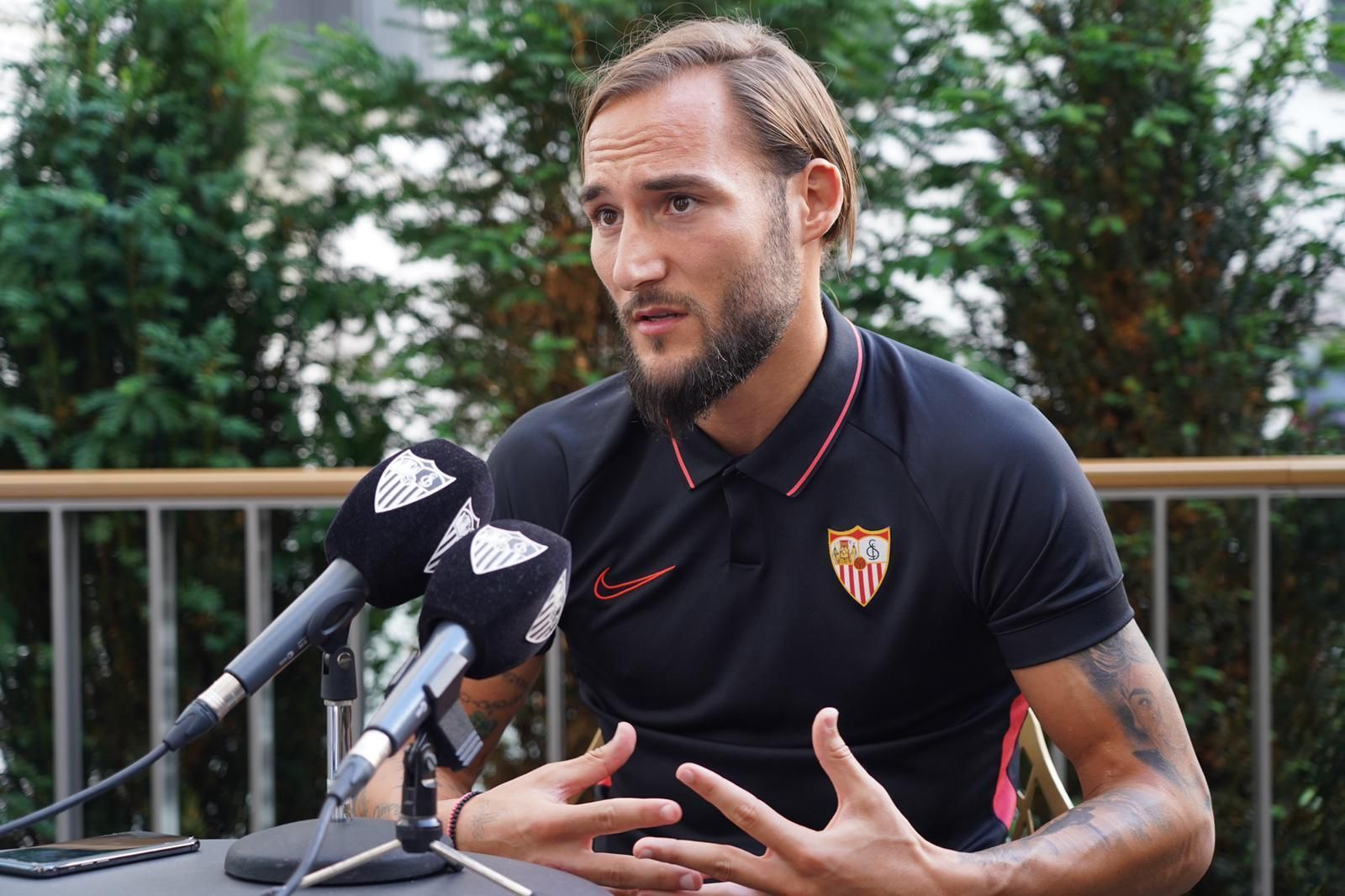 Gudelj atiende a SFC Radio desde el hotel de concentración en Düsseldorf