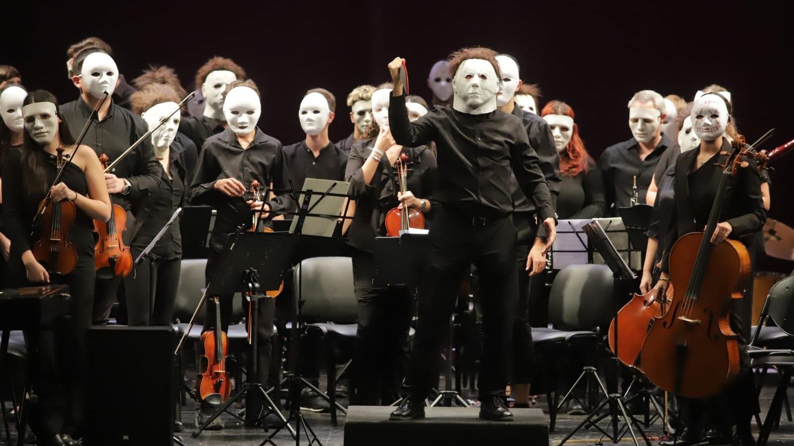 Los músicos de la orquesta del conservatorio, con máscaras de personajes de terror.