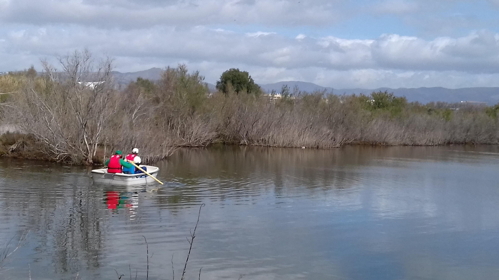 Intensifican la aplicación de larvicida contra mosquitos en la desembocadura del Guadalhorce.