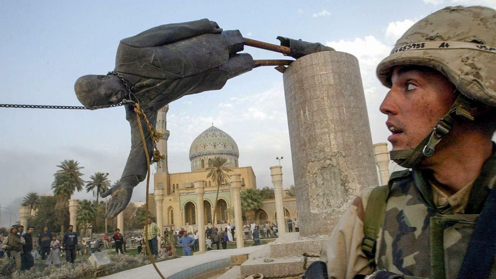 Momento en el que el ejército de Estados Unidos derriba la estatua de Sadam Hussein.