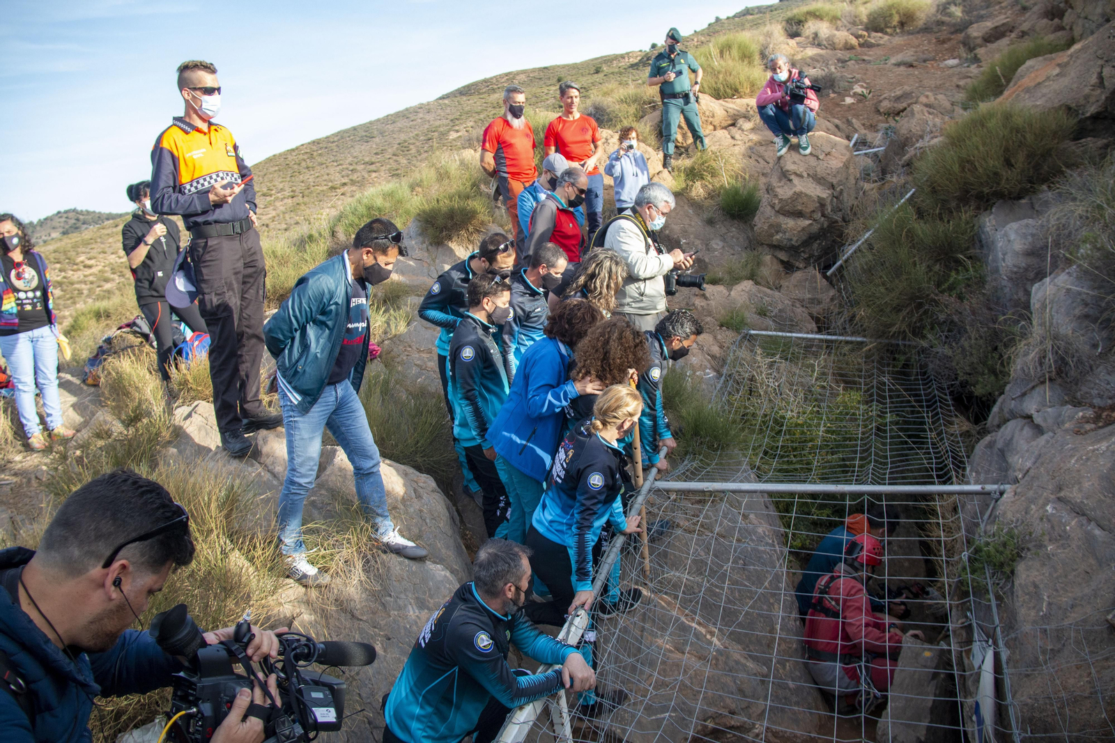 Así ha sido la salida de Beatriz Flamini tras 500 días en una cueva de Granada, en imágenes