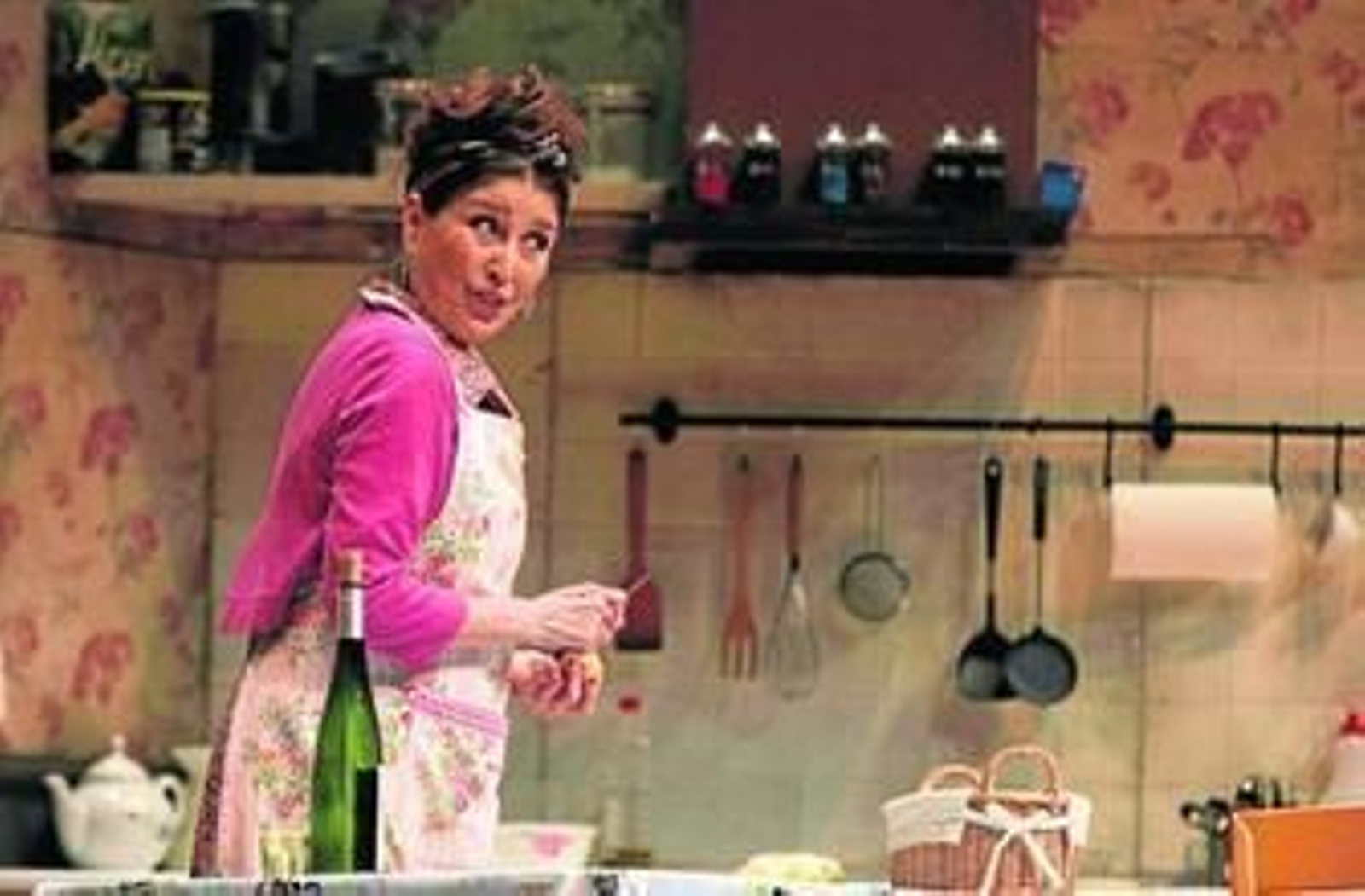 Con una copa de vino y hablando con la pared, la actriz contó con humor la situación de muchas mujeres que no ven sentido a su vida.