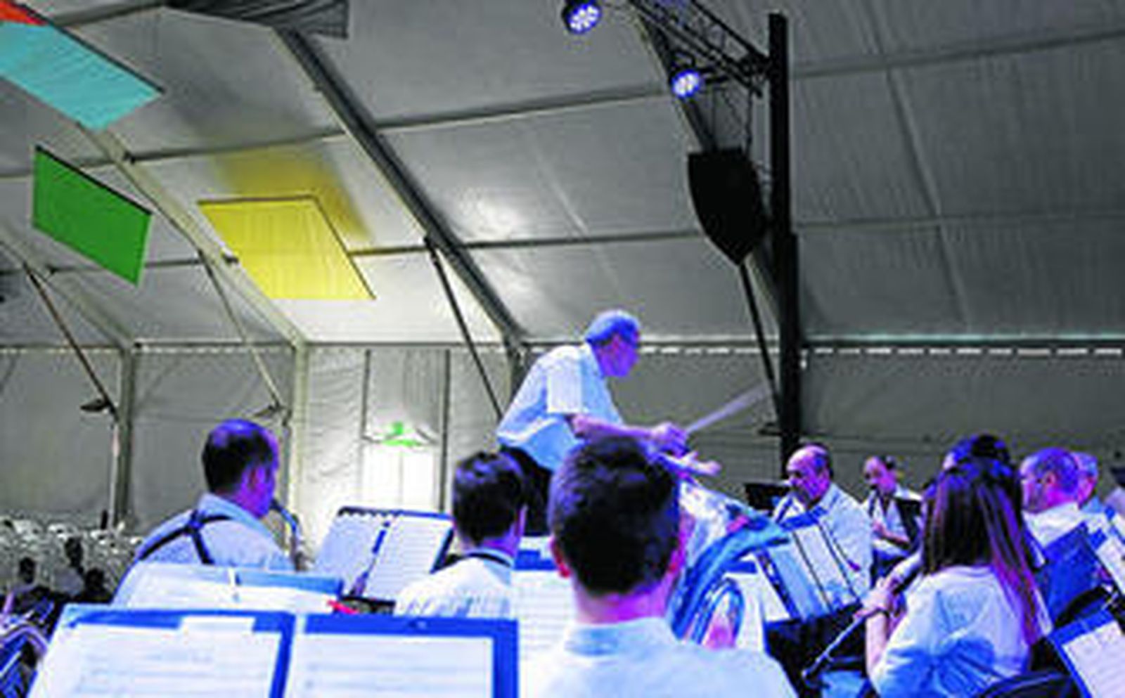 la orquesta comenzó con un homenaje al ratón más famoso de la historia, Mickey Mouse.