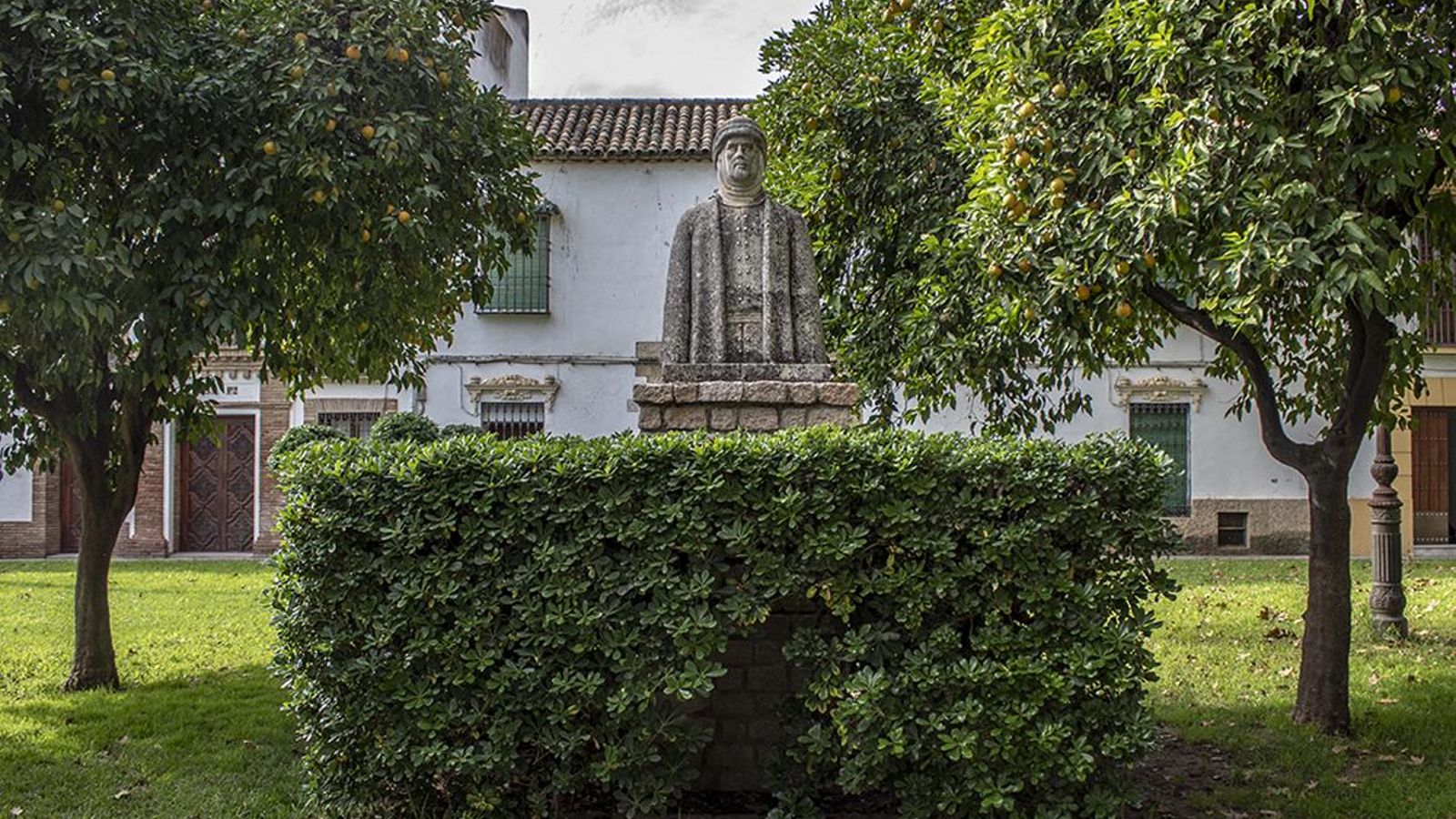 Monumento a  Alhakem II en Campo de los Santos Mártires.