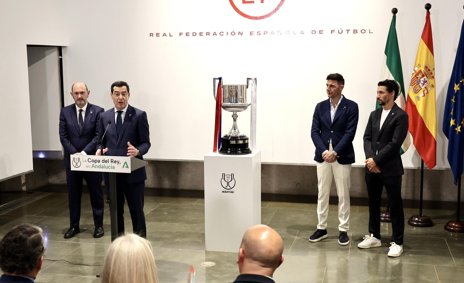 El presidente de la Junta de Andalucía recibe la Copa del Rey e inaugura la exposición "Los reyes de la Copa"