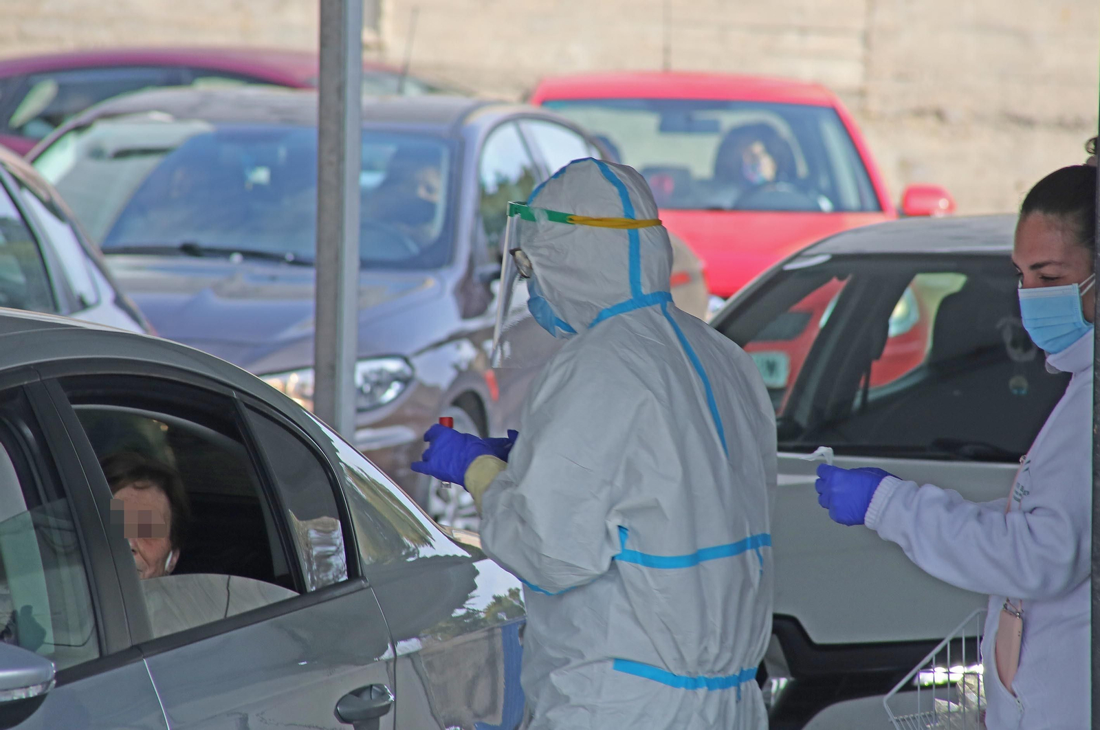 Sanitarios realizando test en el autocovid del hospital de Jerez, días atrás.