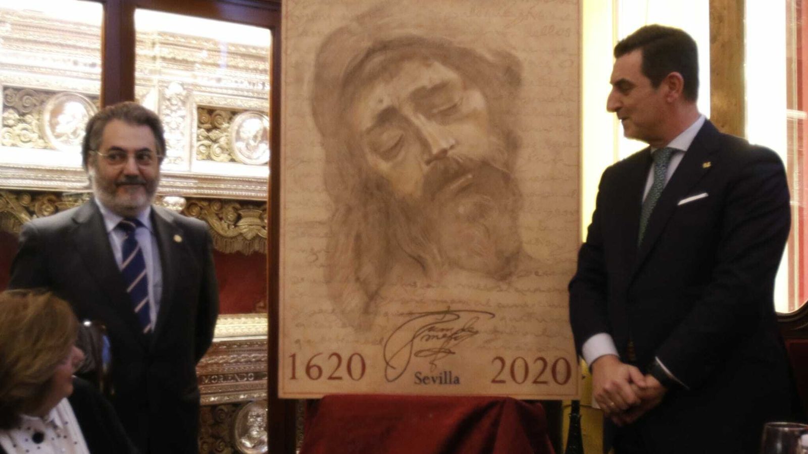 Daniel Bilbao, autor; y Jesús Resa, hermano mayor, con el cartel del IV centenario.