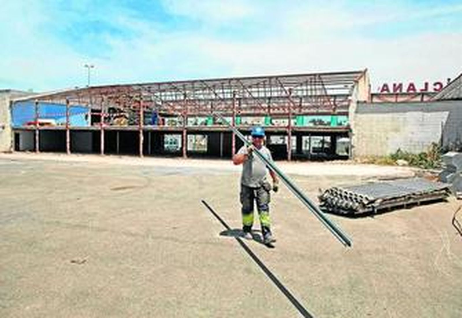 Uno de los operarios trabaja en la superficie en la que se instalará Burger King.