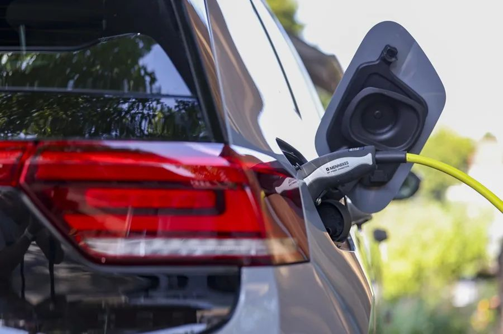 Un coche eléctrico en un punto de recarga en Essen, Alemania.
