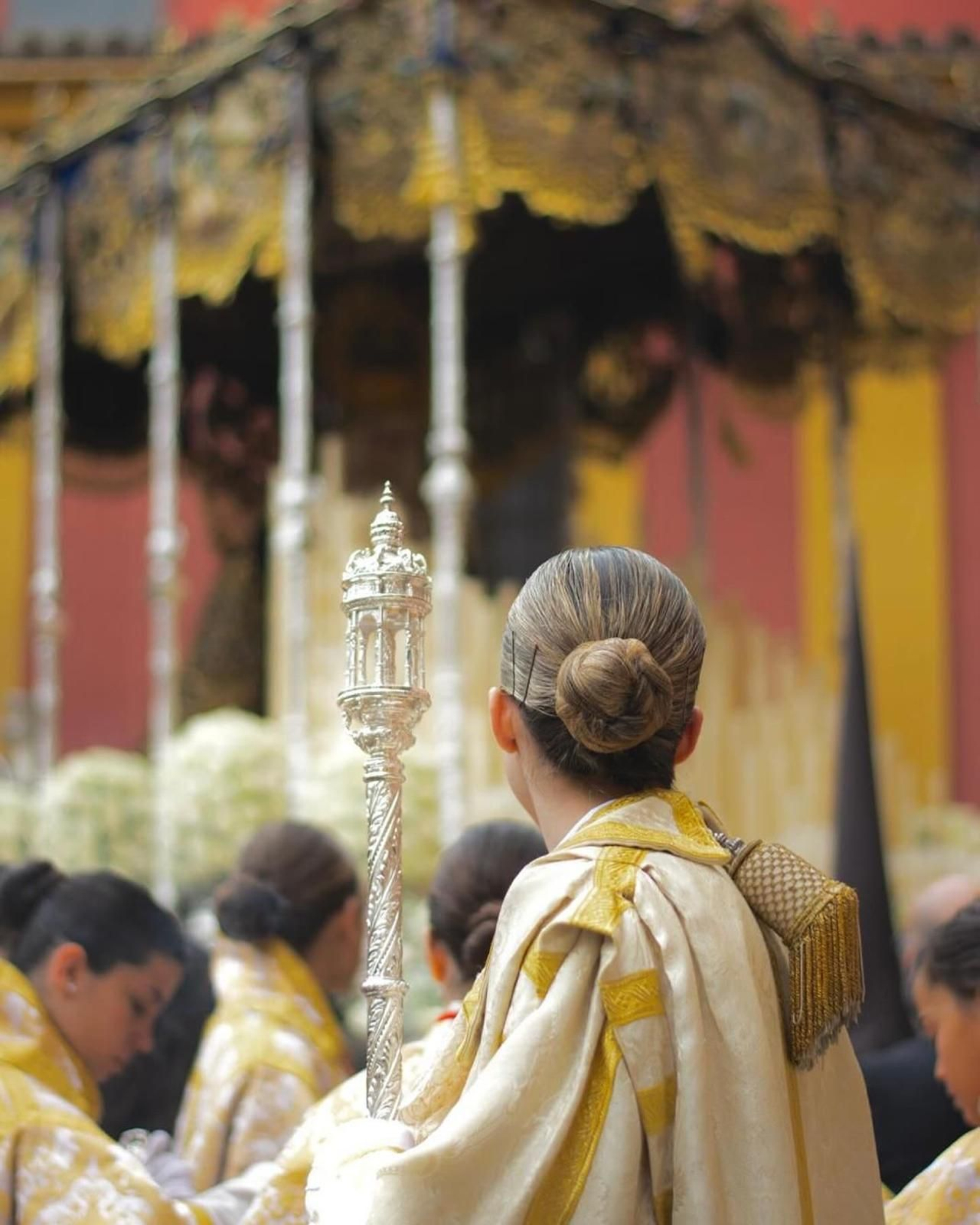 Alba Valenzuela (de espaldas), acompañando de acólita a Nuestra Señora de las Mercedes (Santa Genoveva)