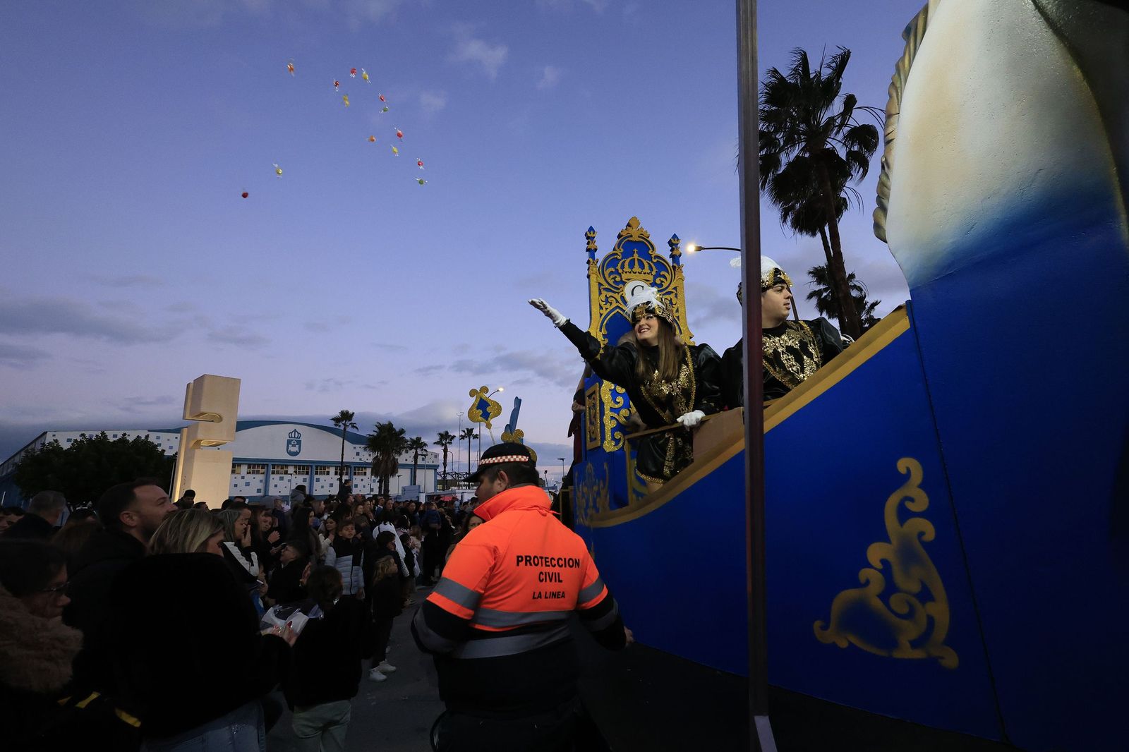 Búscate en las fotos de la cabalgata de Reyes Magos 2026 en La Línea