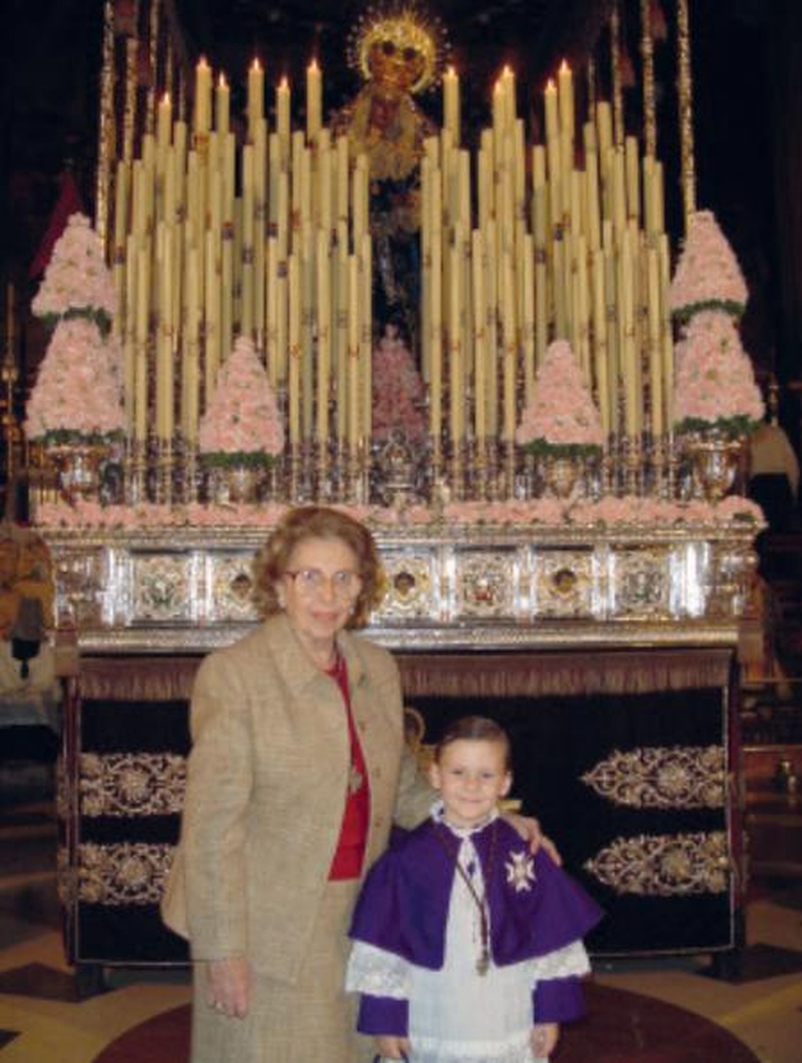 Mercedes García, ante el palio de la Virgen del Valle