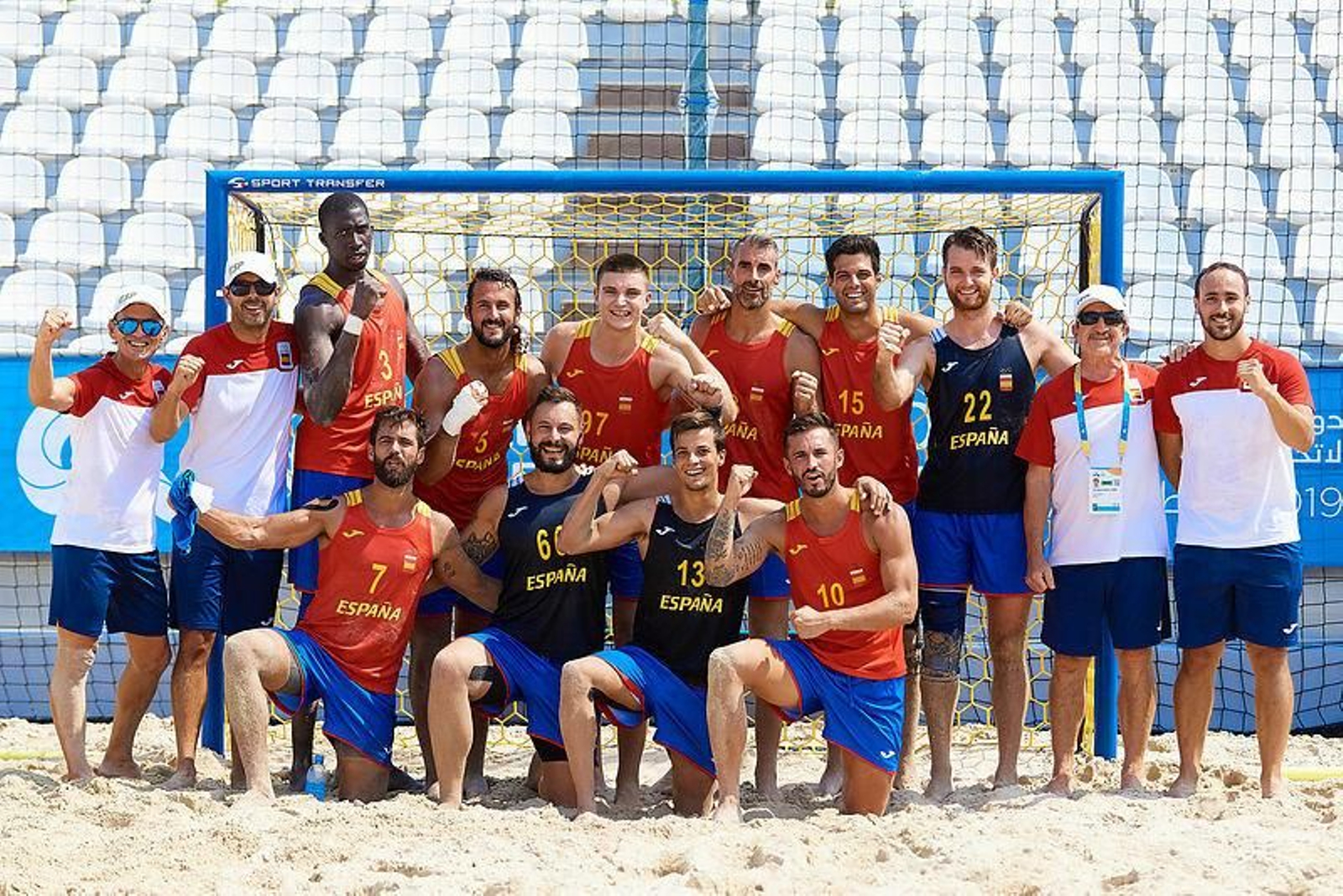 El balonmano playa masculino, con Alberto Castro, celebra su triunfo inaugural.