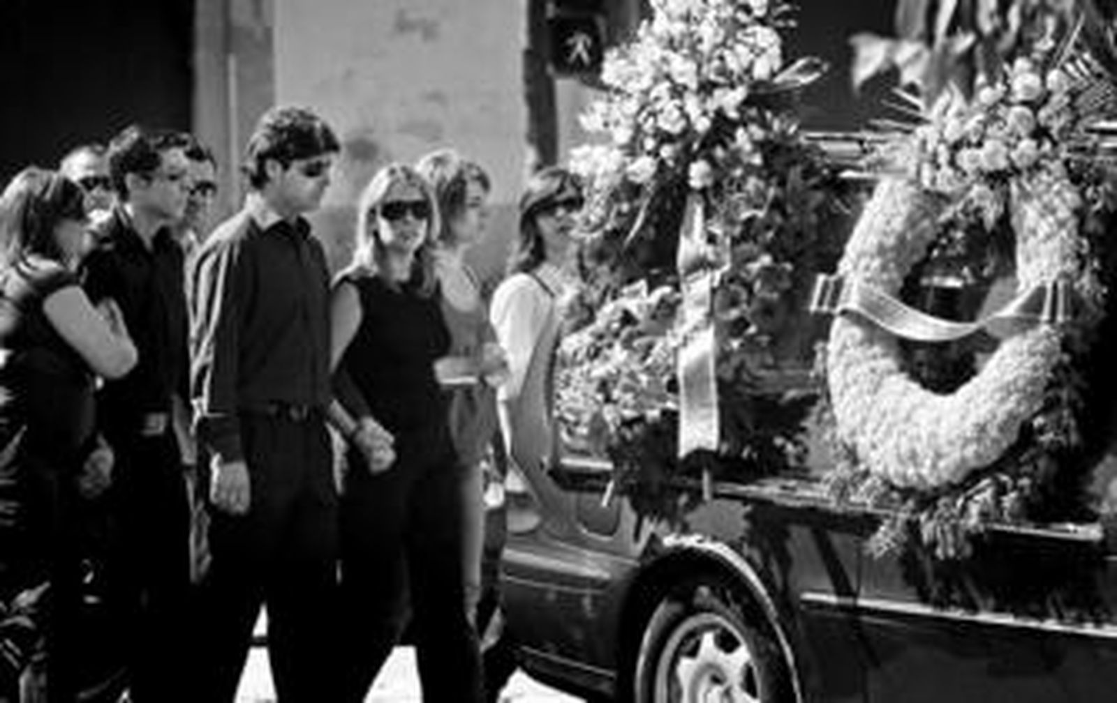 Familiares y amigos de Andrés Toro Barea, ayer en el entierro celebrado en el cementerio de San Fernando.