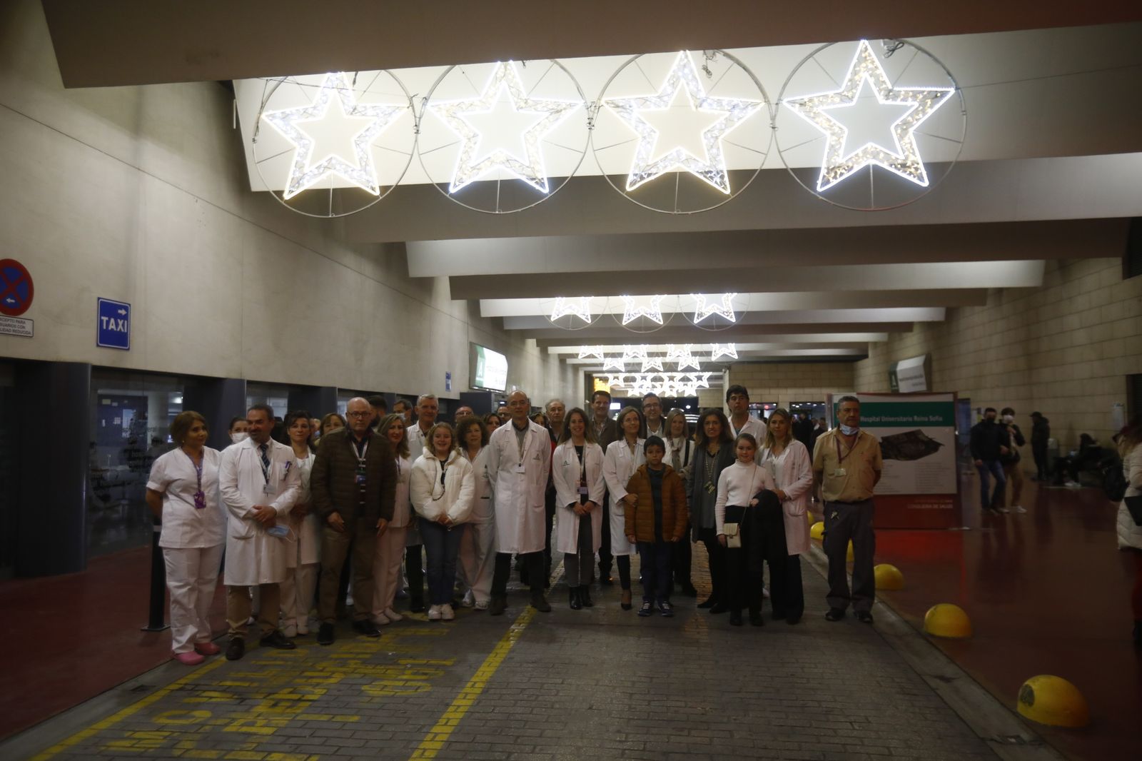 El Hospital Reina Sofía enciende la Navidad, en imágenes