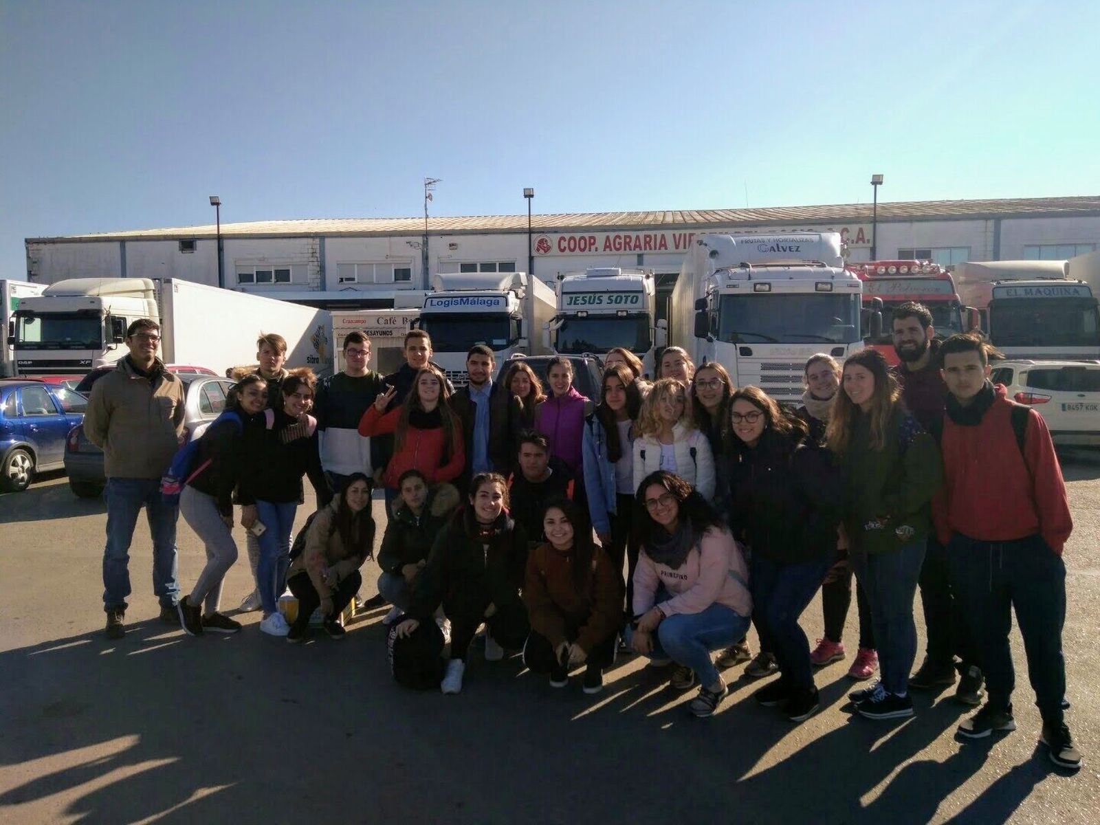 Los alumnos premiados en la VI Feria de la Ciencia en la Calle de Jerez, durante una visita a La Colonia.