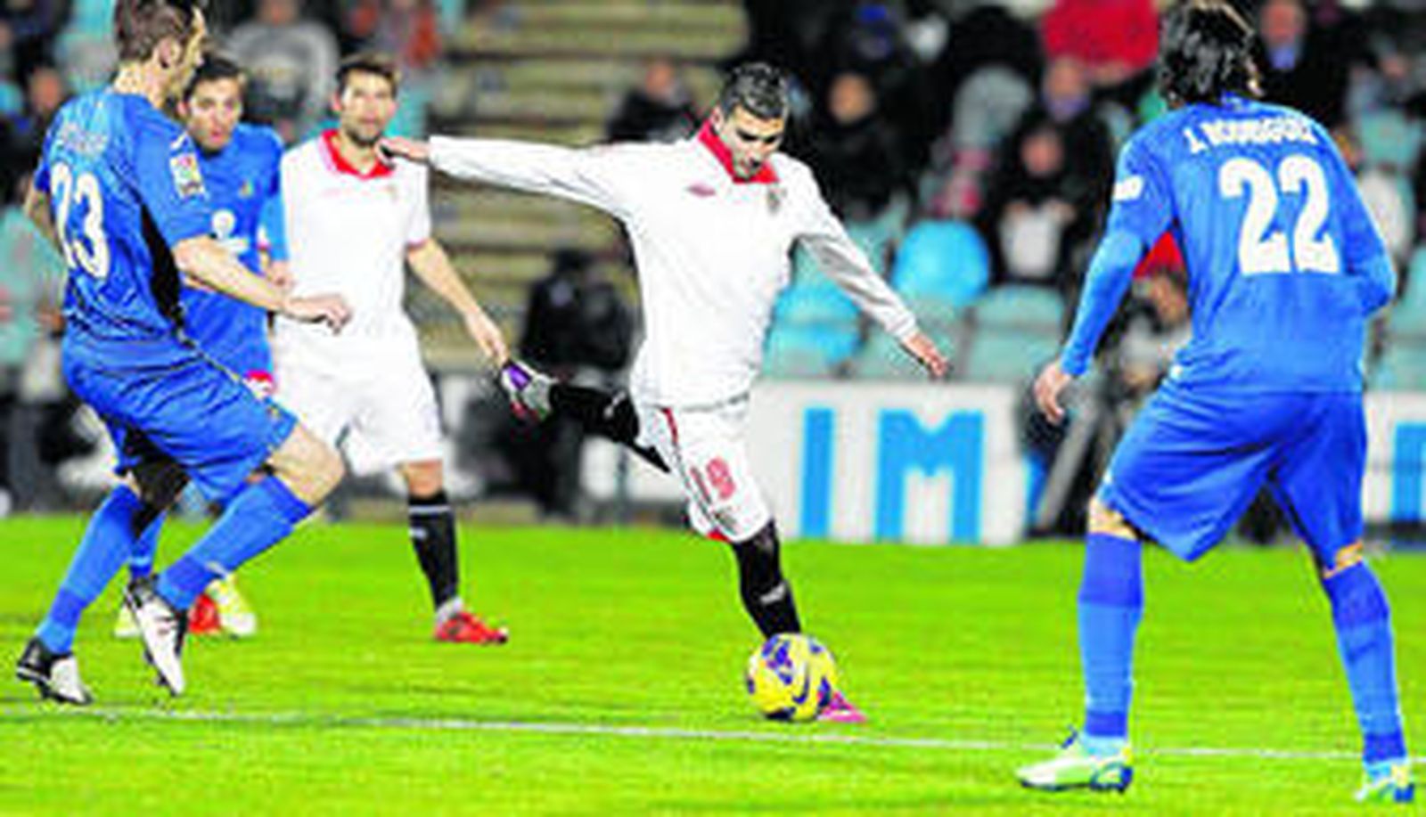 Reyes busca su golpeo de zurda ante Borja y Juan Rodríguez.