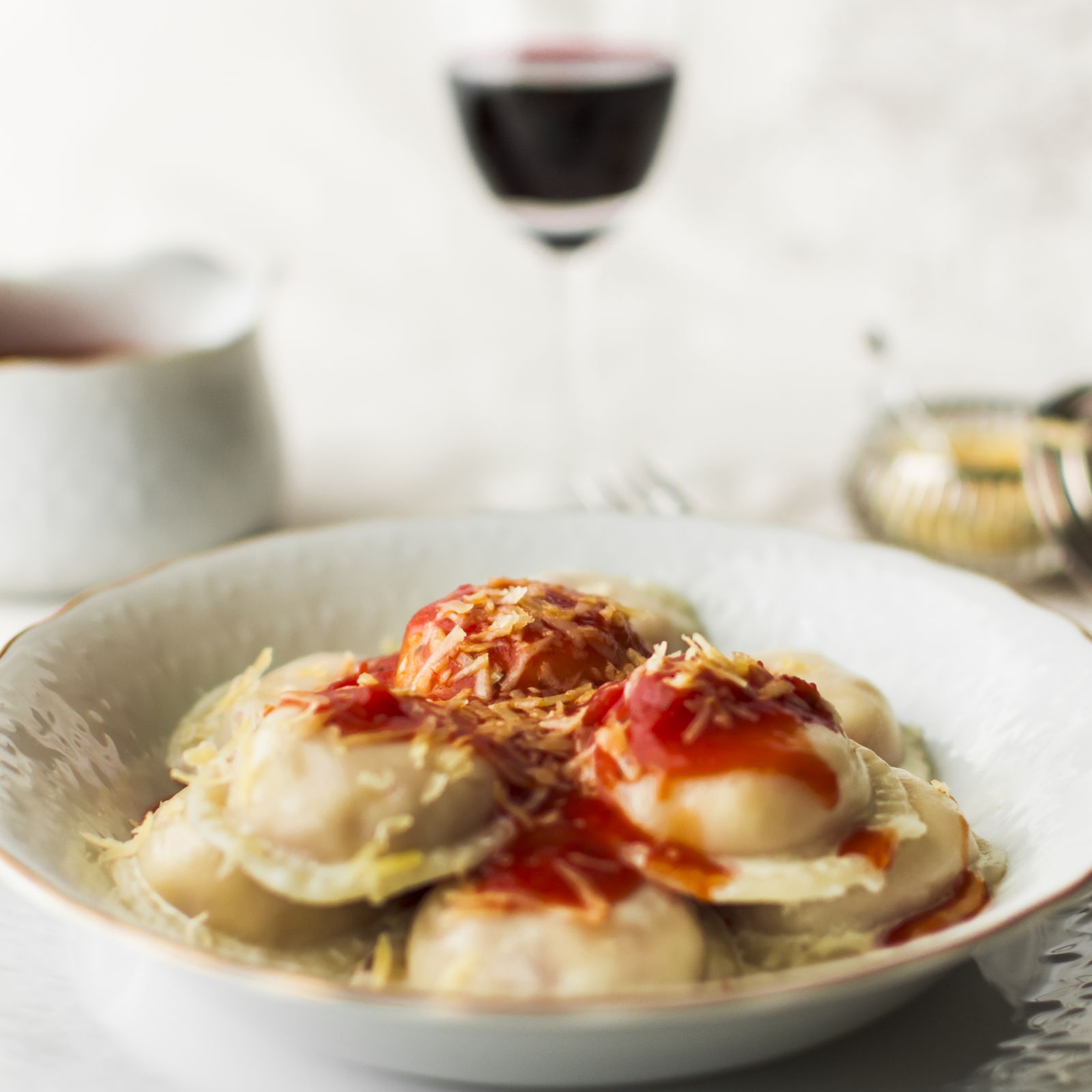 Deliciosos sorrentinos rellenos de jamón y queso