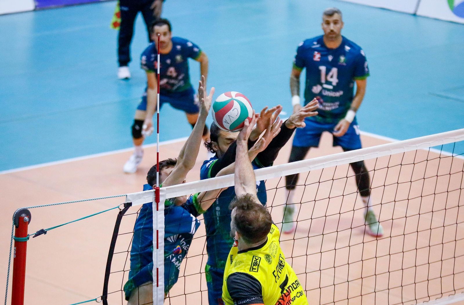 Las imágenes del Unicaja Costa de Almería-Leleman Conqueridor, primer partido del play off por el título de Superliga en Almería