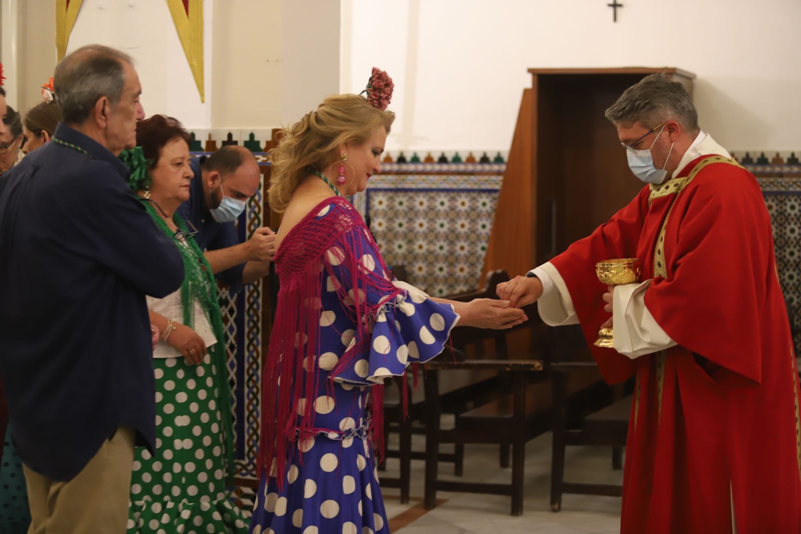 Imágenes de la misa de Pentecostés atípica y a puerta cerrada por el coronavirus, en la parroquia de la Asunción de Almonte