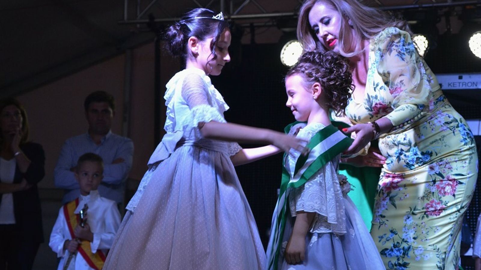 Imposición de banda a una de las niñas participantes este año.