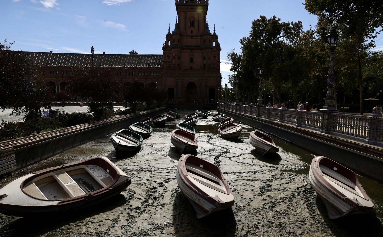 Vaciado de la ría de la Plaza de España para su liemza y restauración