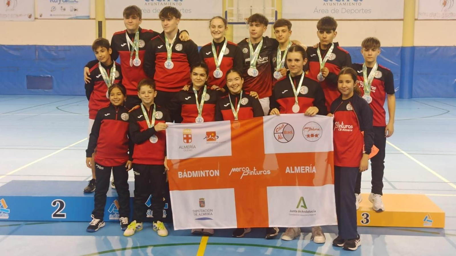 Los medallistas del equipo almeriense posan con todas las preseas.