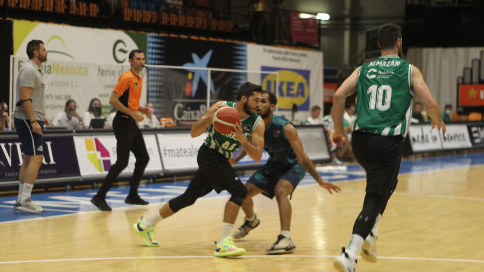 Pozas sube la pelota defendido por Marrow.