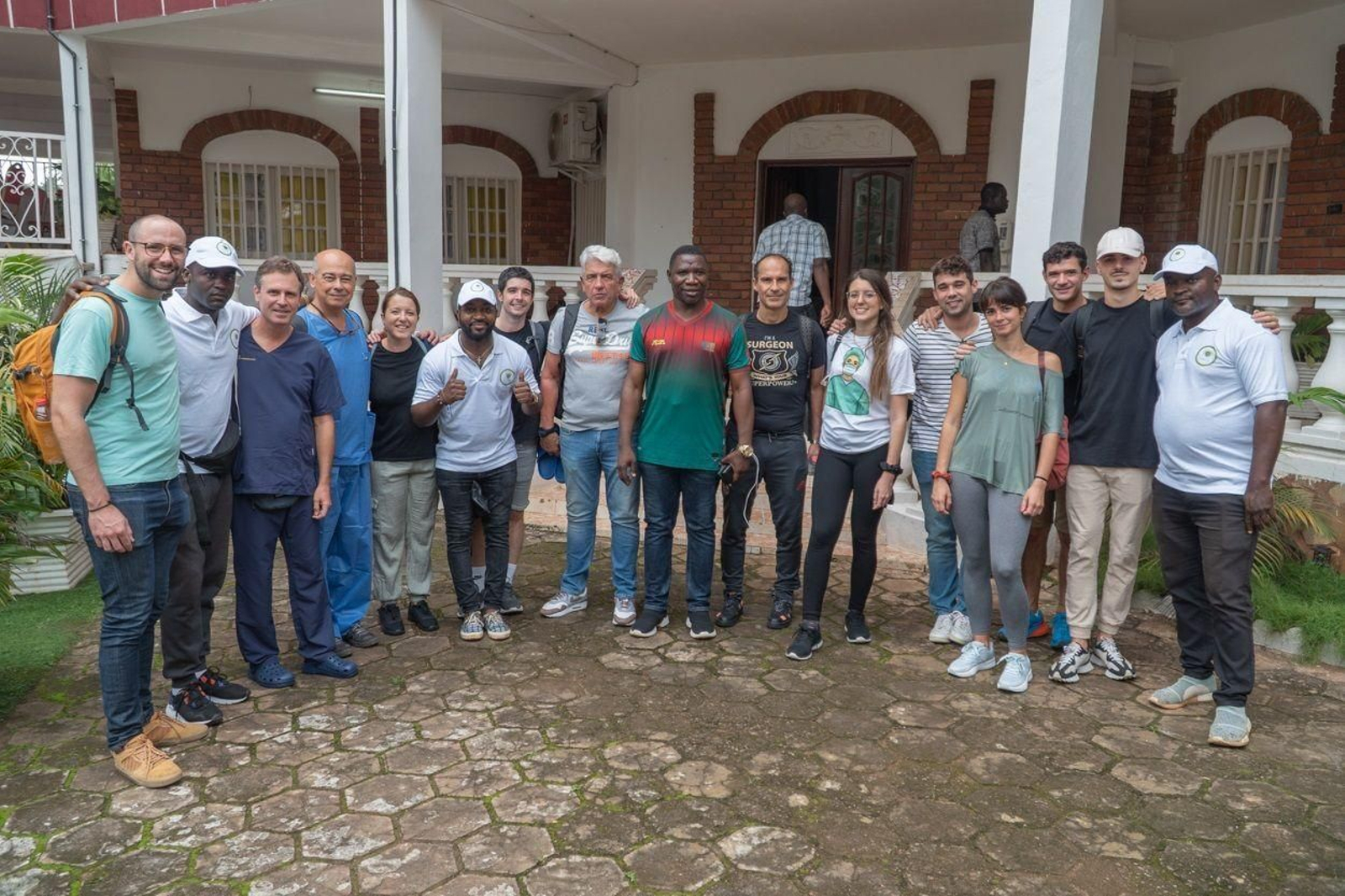 César Ramírez y su equipo en Camerún.