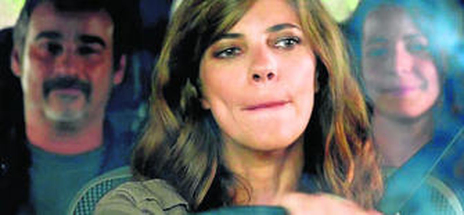 Maribel Verdú al volante; detrás, Eduard Fernández y Nora Navas, en un fotograma de 'Felices 140'.