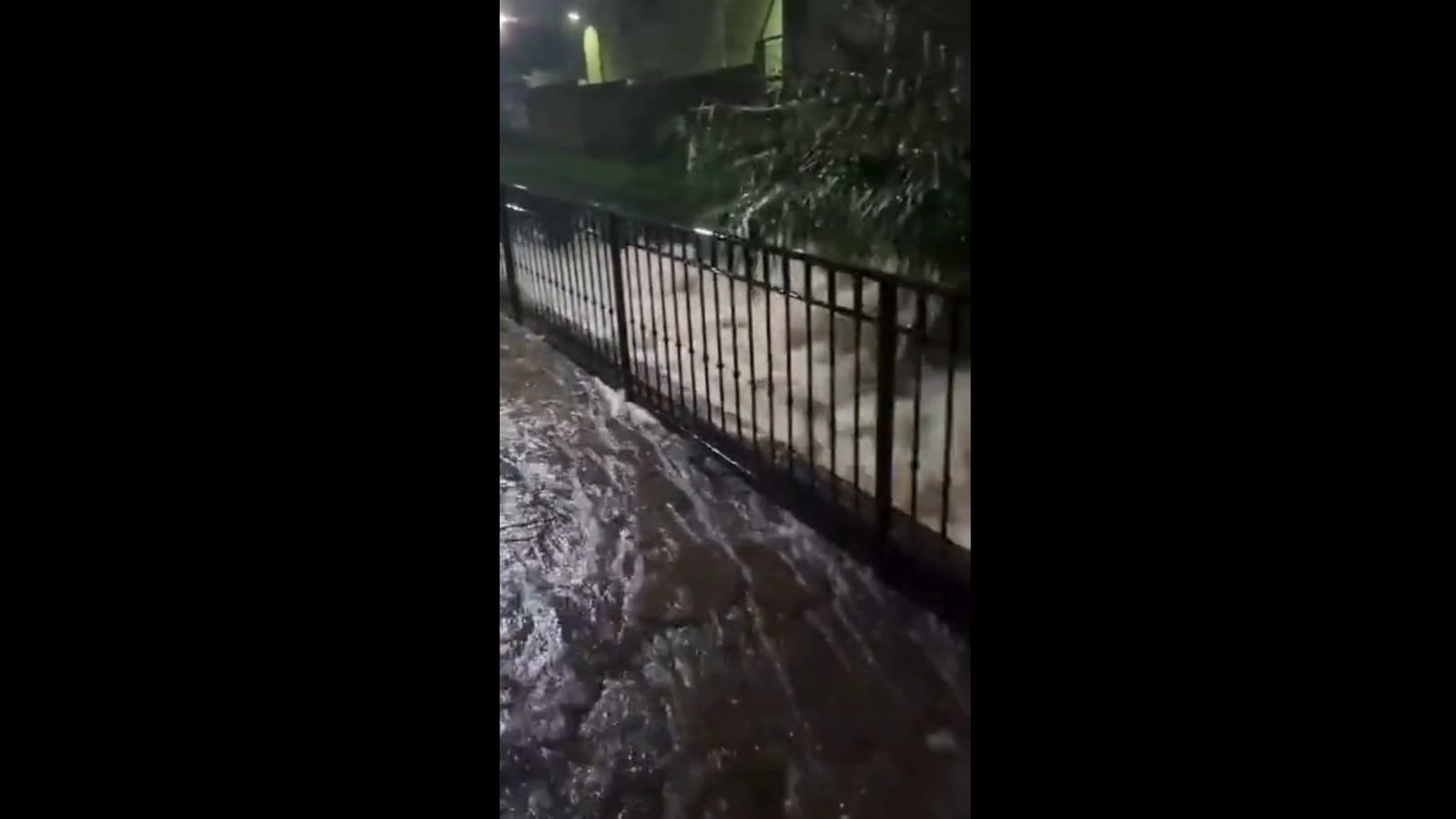 Las impresionantes imágenes del río Ubrique a punto de desbordarse