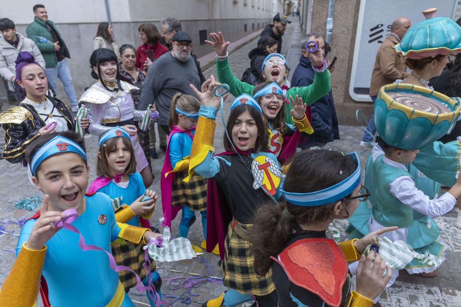 El Carnaval en la calle calienta motores: pregón infantil y concierto en San Antonio