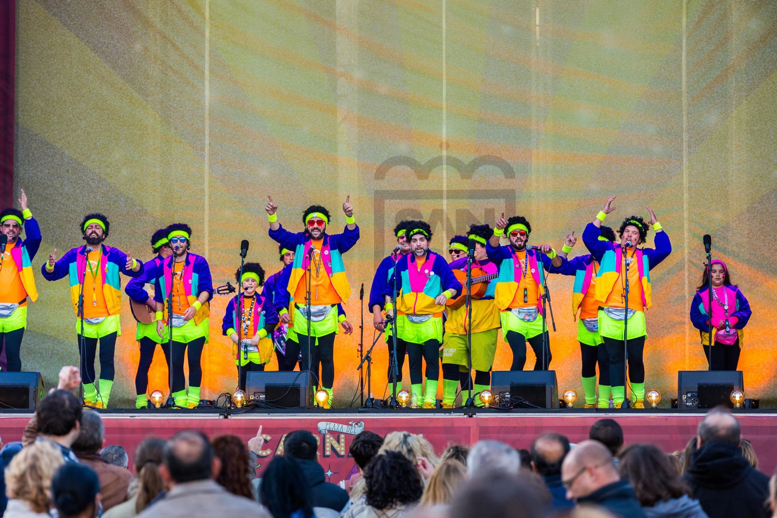 El Carnaval, de vuelta a la plaza del Rey de San Fernando: la chirigota del Yuyu abre el fin de semana