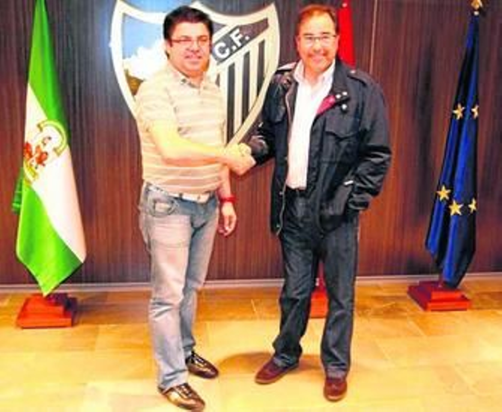 Antonio Fernández y José Manuel Casanova estrechan la mano ayer, en la planta noble de La Rosaleda.