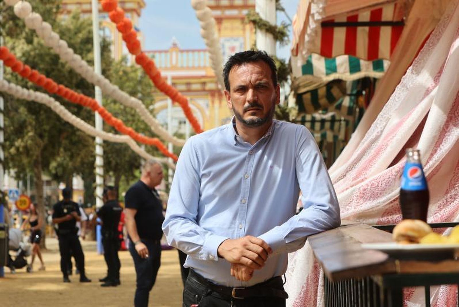 Álvaro Caro, la semana pasada, de portero en una caseta de la calle Antonio Bienvenida.