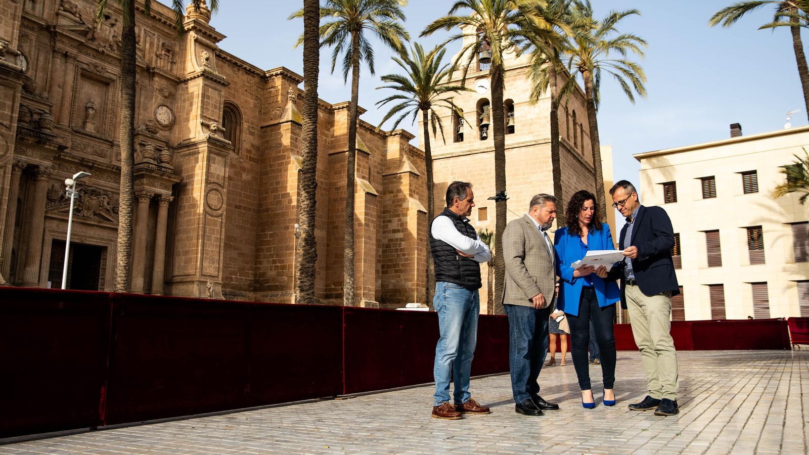 La alcaldesa supervisa todo el vallado de la Carrera Oficial.