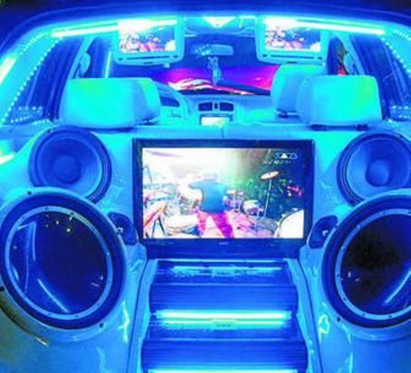 Los participantes en la concentración celebrada en Nerva abrieron todas las puertas de sus vehículos para mostrar su espectacular interior.