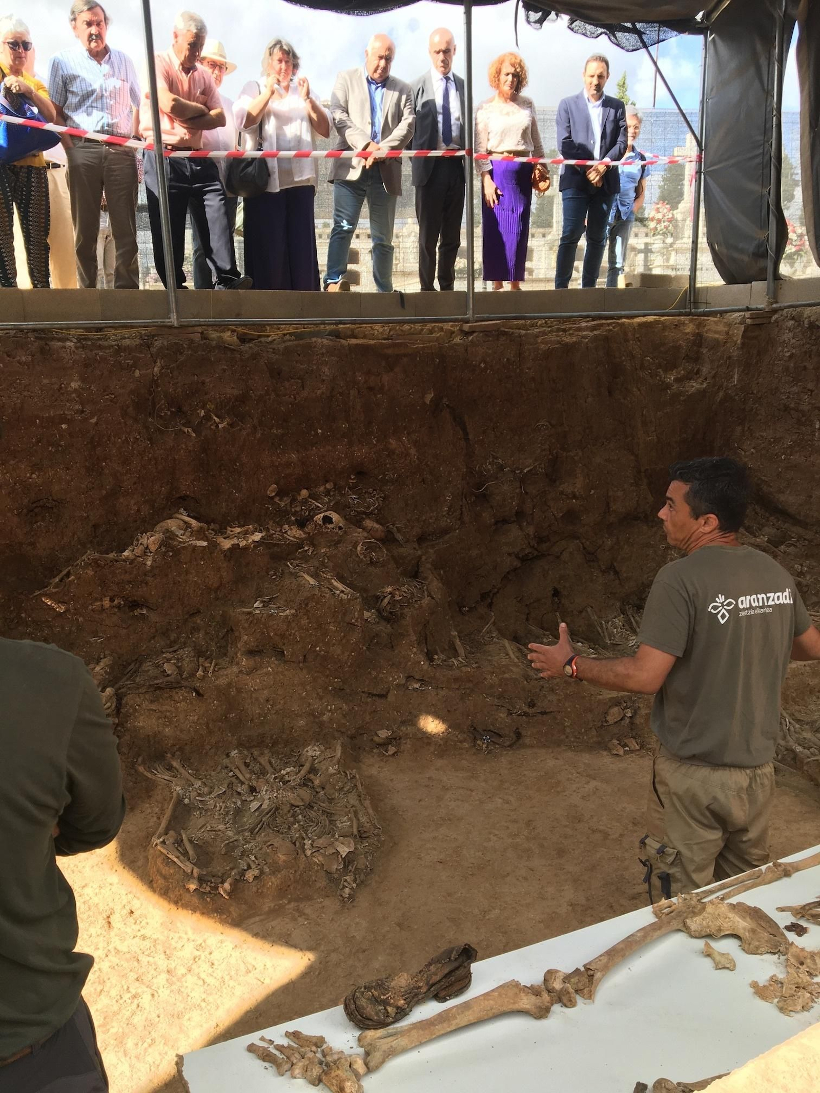 Técnicos explican proceso de exhumación a autoridades.