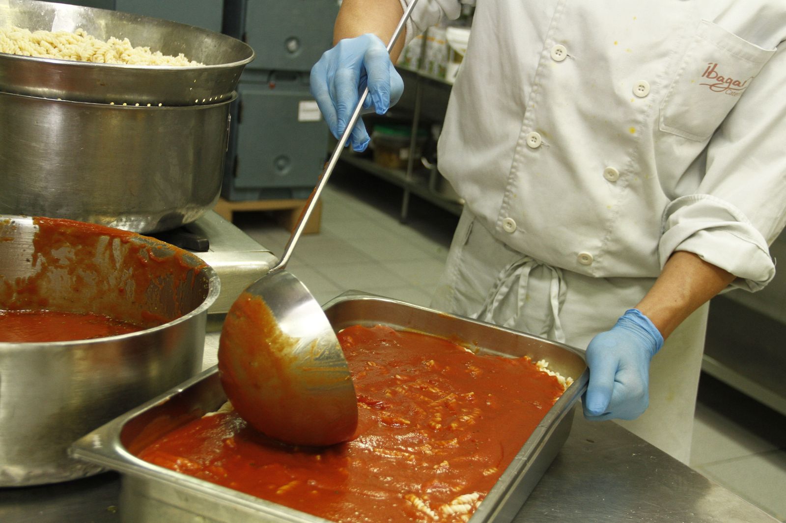 Un cocinero prepara el menú para un comedor escolar.