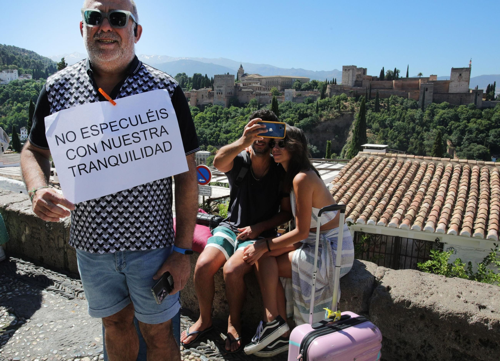 El Albaicín se cansa de la turistificación y los vecinos convocan una protesta en pleno mirador de San Nicolás