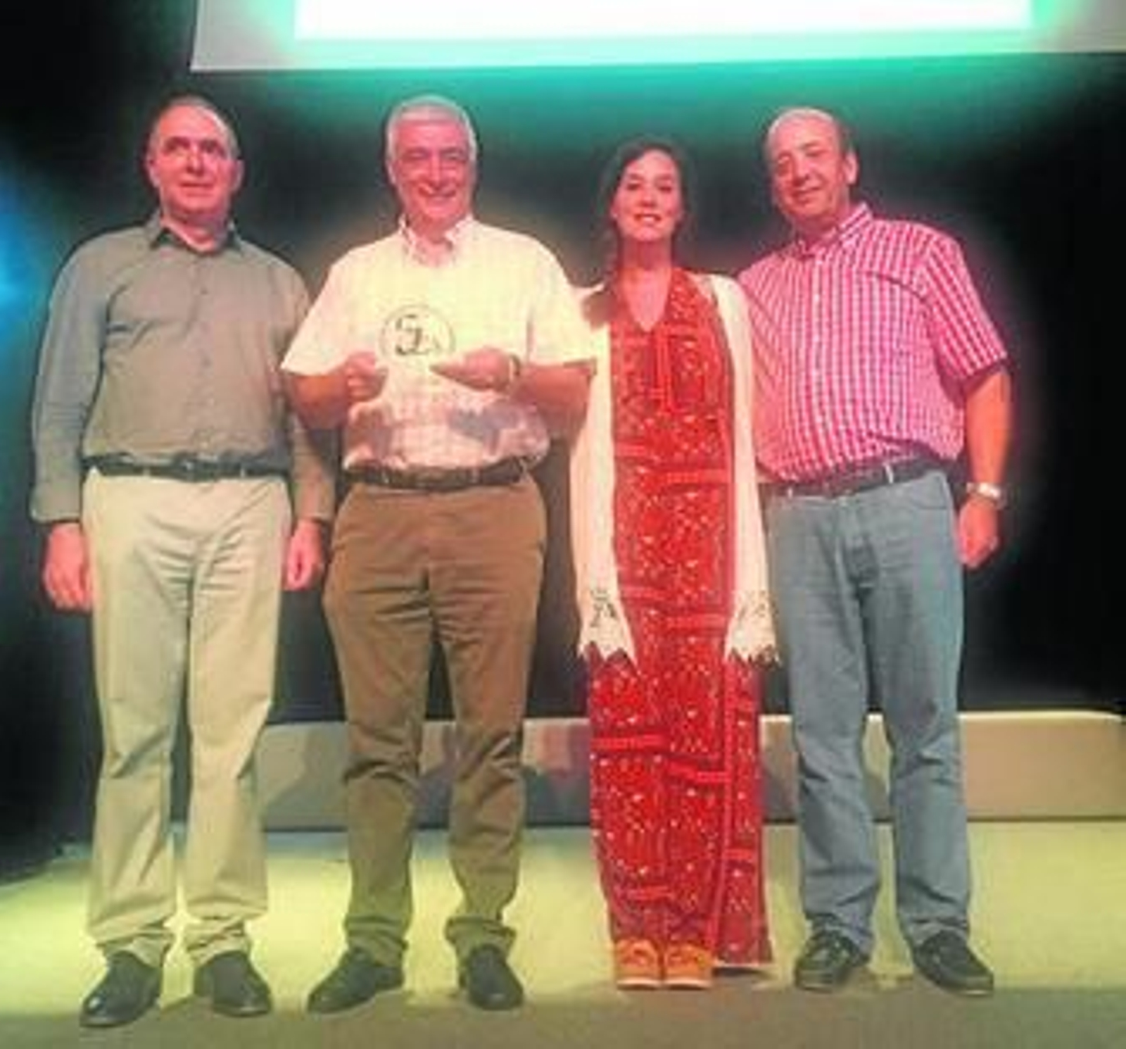 Mena, con el premio junto a una concejal y alcalde de Casares.