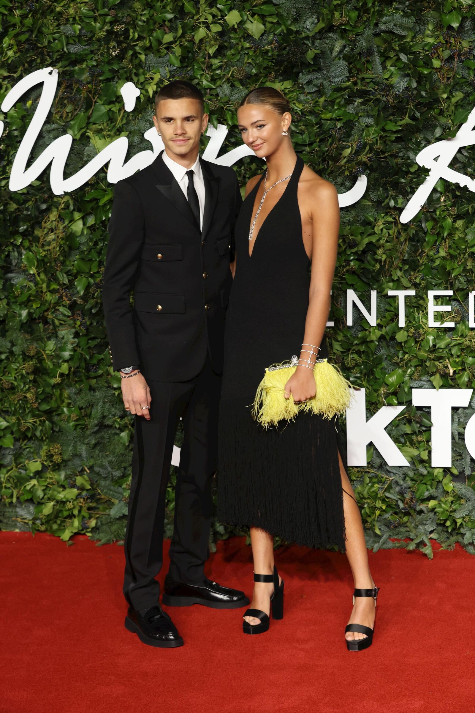 Romeo Beckham, hijo de David y Victoria, con su novia, la modelo Mia Regan, quien se enfundó un vestido de Proenza Schouler.