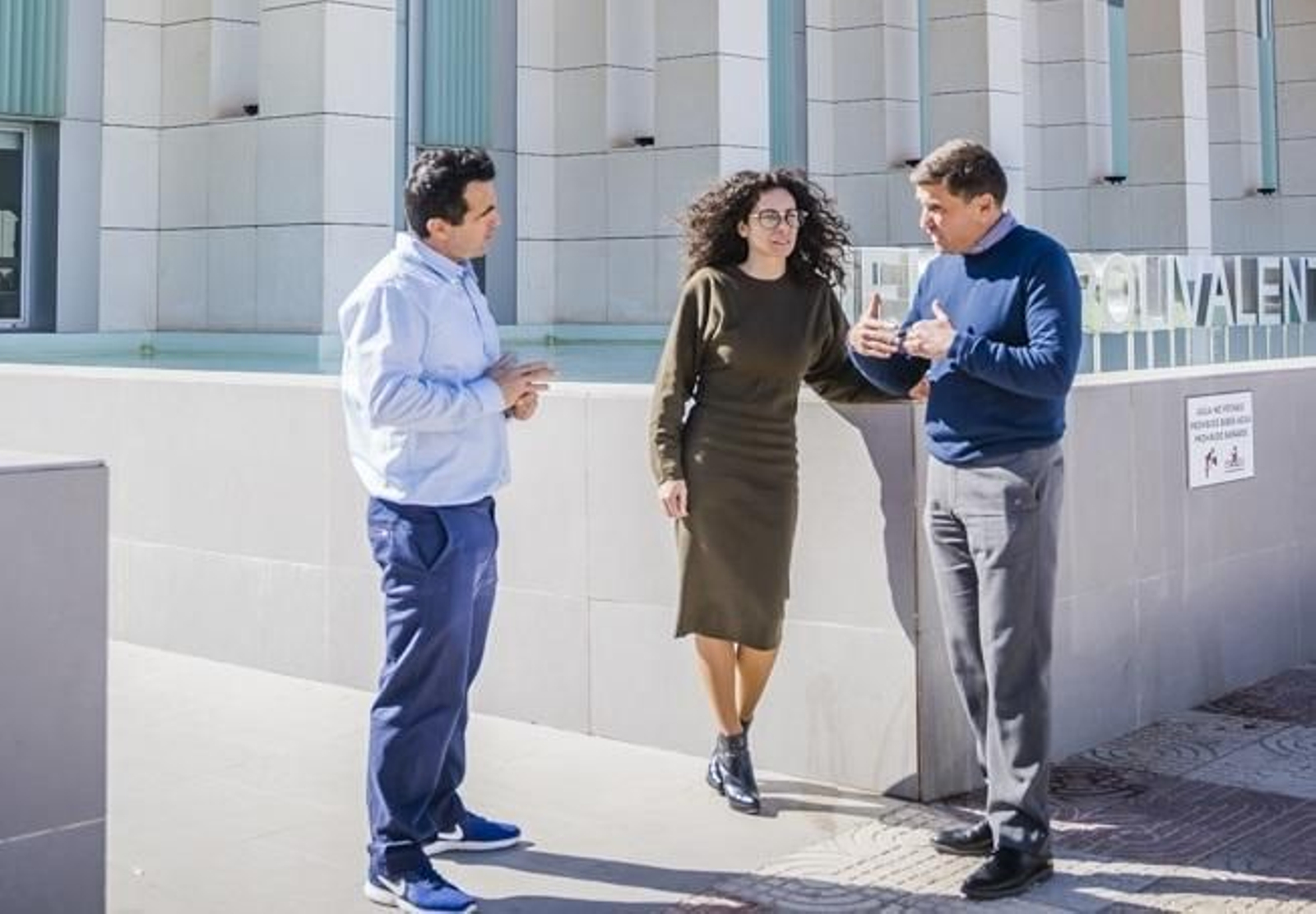 El concejal y primer teniente alcalde visitando el edificio polivalente del Puerto de Roquetas.